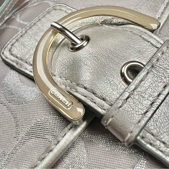 Charlotte Tilbury Airbrush Flawless Setting Spray, 100ml, 2 Entries to Win Coach - Picture 3 of 9